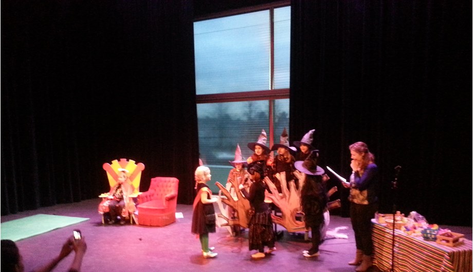 Onder schooltijd mogen wij ook gebruik maken van Theater het Lichtruim, voor een voorstelling van de klas bijvoorbeeld!
