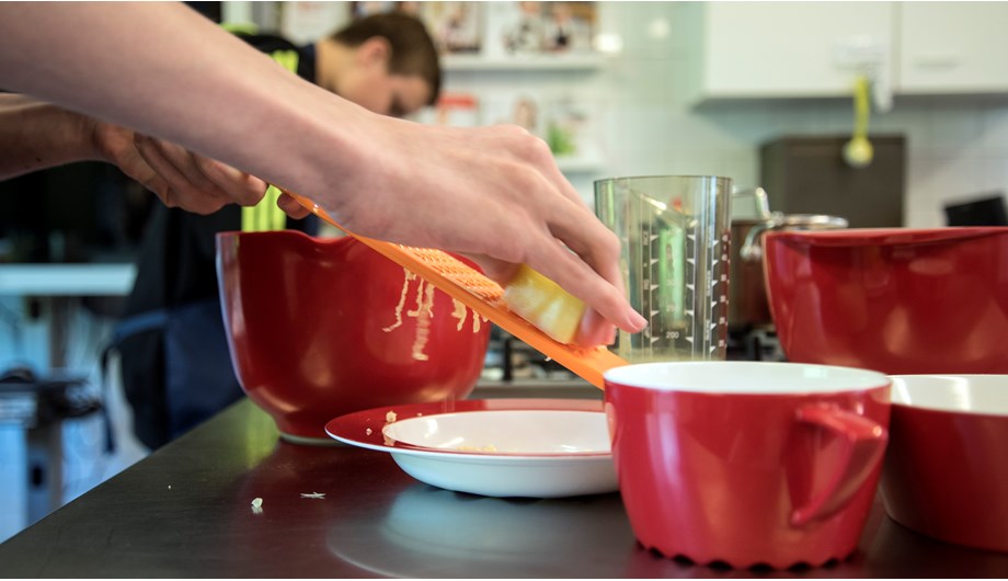 Een groep leerlingen van De Buitenhof staat met regelmaat in de keuken. Naast het leren koken is er ook aandacht voor een gezonde leefstijl.