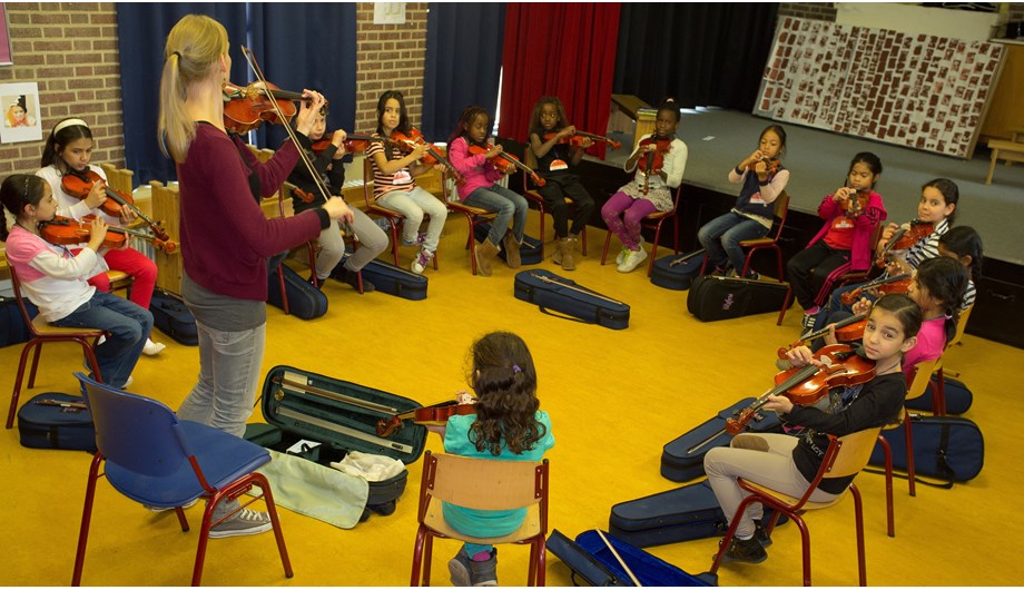 In samenwerking met de muziekschool leren onze kinderen op school een muziekinstrument bespelen. We hebben zelfs een schoolorkest. 