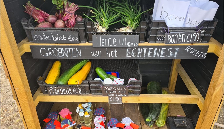 Zelf verbouwde groente wordt verkocht in de groentekraam. 