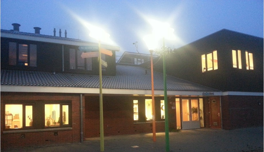 De lantaarnpalen bij de hoofdingang zijn door Frank Halmans gemaakt naar ontwerp van de leerlingen na het Kunstproject in 2012. 