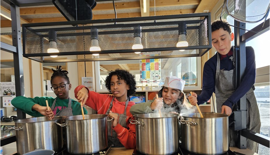 Leerlingen uit de hoogste groepen koken een gezonde lunch voor de hele school ism een chefkok van onderwijsgezond.nl