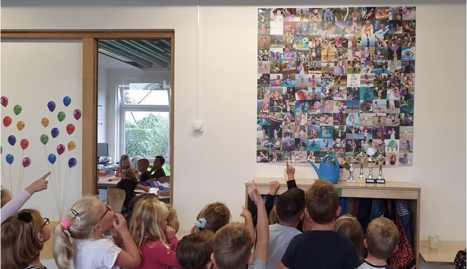 In de zomervakantie maakte ieder kind een foto met een ballon van school voor onze Oecvakantiefotocollage.