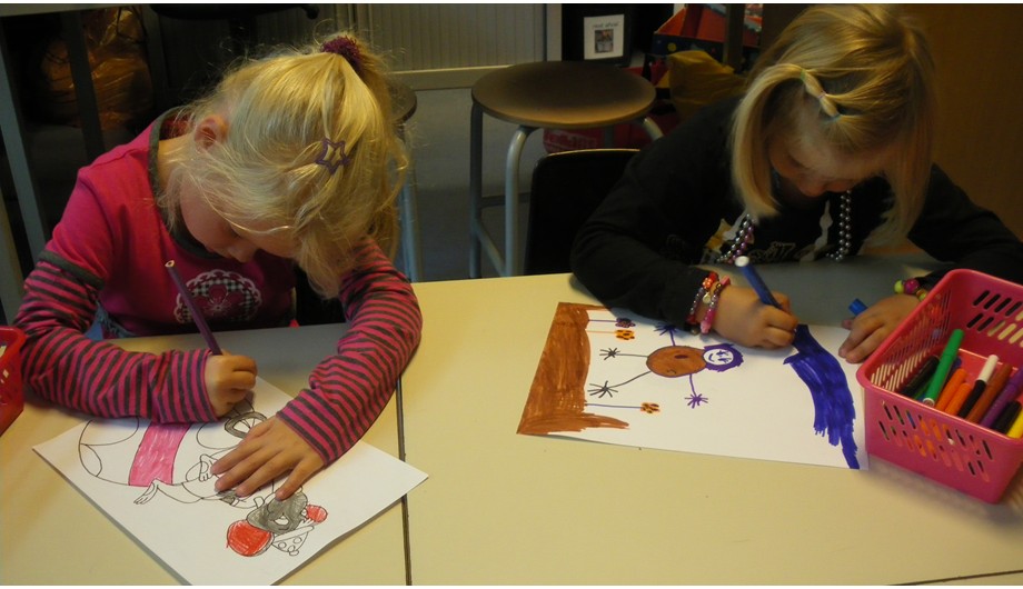 Kinderen maken een tekening naar aanleiding van het thema "circus".