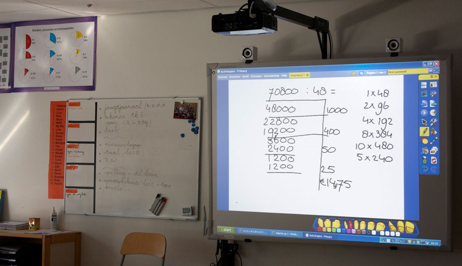 Het digitale schoolbord wordt hier gebruikt om een groep leerlingen extra uitleg te geven (verlengde instructie).