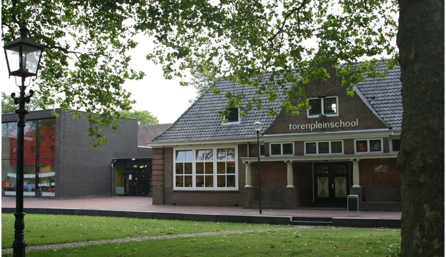 Het schoolgebouw van de Torenpleinschool bestaat uit een monumentaal pand met nieuwbouw.