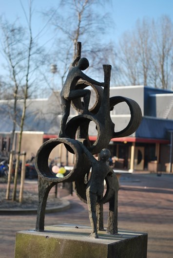 De in Harmelen opgegroeide kunstenaar Willem Lenssinck ontwierp dit beeld voor onze school. zie www.willemlenssinck.com voor zijn oeuvre.
