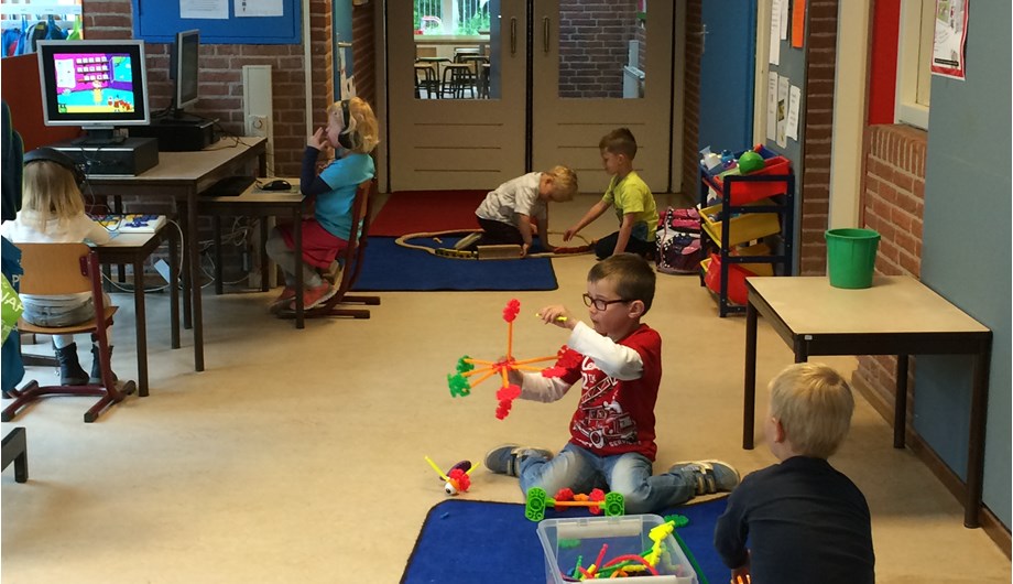 Zowel in als buiten de klas wordt de ruimte effectief benut. Kinderen leren omgaan met het krijgen van verantwoordelijkheid. 