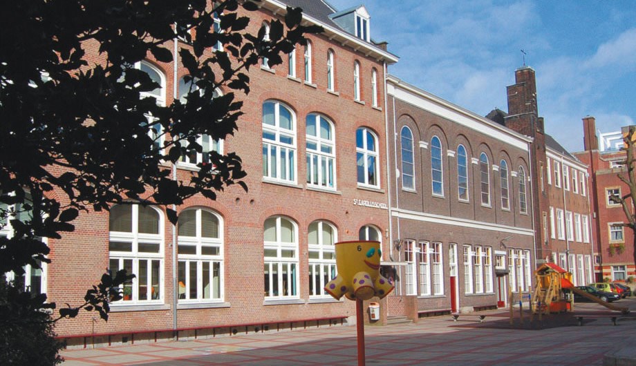 Karakteristiek beeld van de school en het schoolplein.