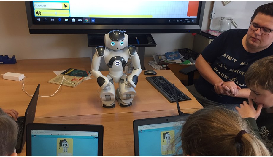Kinderen van de bovenbouw worden ingezet als ICT-deskundige, geven ook workshops met NOA de robot of de drone.