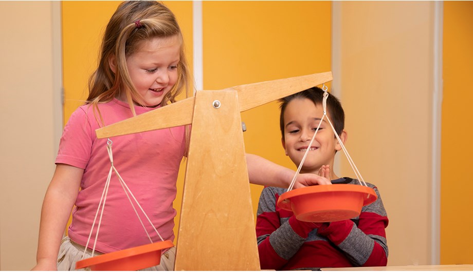 De kinderen leren om samen met anderen te spelen en te werken; in de klas, op het schoolplein en in het speellokaal.