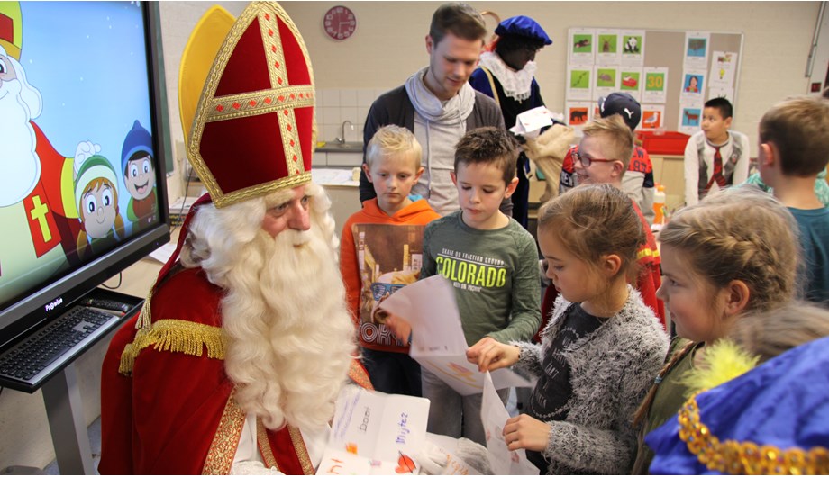 Elk jaar ontvangen we Sinterklaas en zijn Pieten op onze school