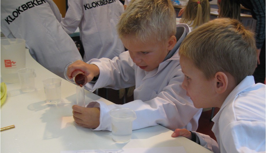 De school beschikt over een eigen laboratorium waarin de kinderen scheikunde krijgen. Tijdens deze lessen doen ze onderzoek en proefjes.