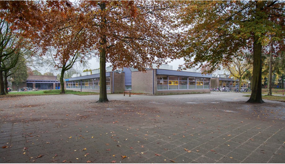 De school is gevestigd in een sfeervol gebouw uit begin jaren tachtig, met een ruime aula. De school is omgeven door drie speelplaatsen en grenst aan een flinke groenstrook met grasveld en speeltuin.