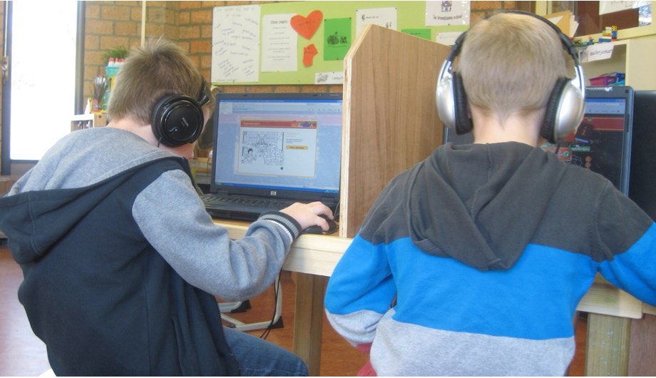 Regelmatig werken de kinderen op onze schoolcomputers.
