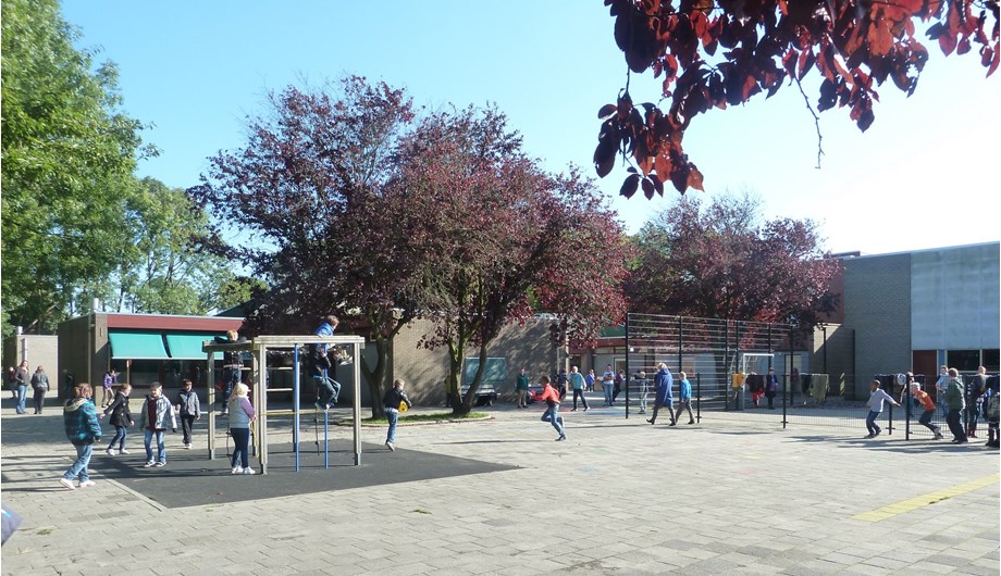 Ons schoolplein biedt volop ruimte en mogelijkheden voor gevarieerde spel-activiteiten.