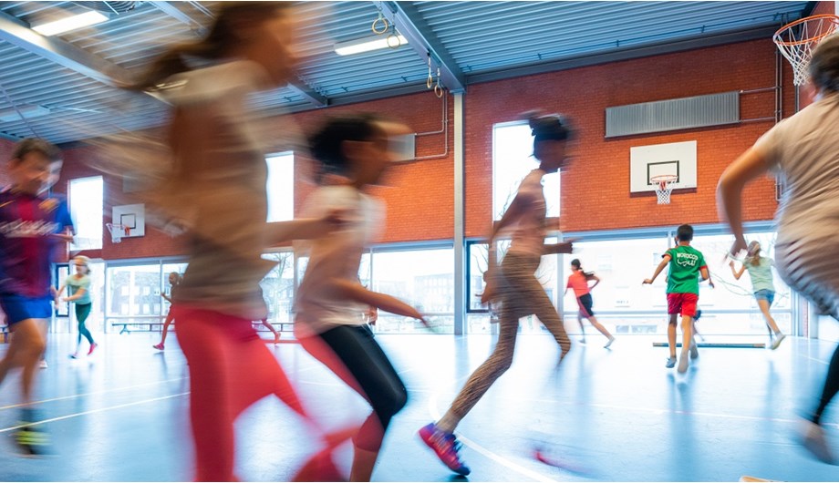 In onze eigen gymzaal krijgen alle kinderen 90 minuten per week bewegingsonderwijs van een vakleerkracht.