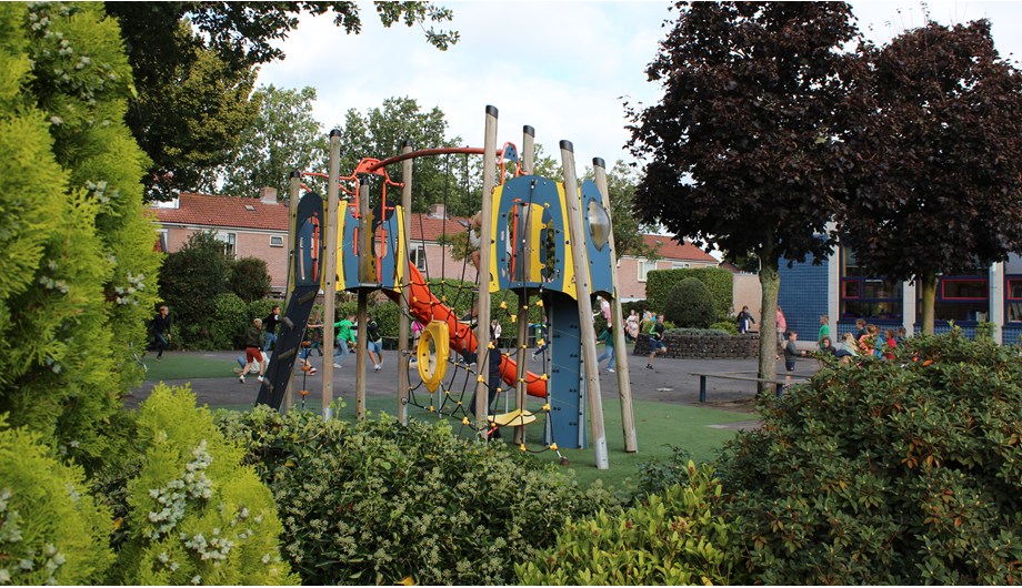 Het schoolplein is ruim opgezet met speel-en klimtoestellen waar de kinderen graag in spelen. 