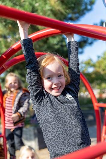 Kinderen spelen regelmatig buiten. Hierbij maken we gebruik van de schoolpleinen bij onze gebouwen, maar ook van het park. 
