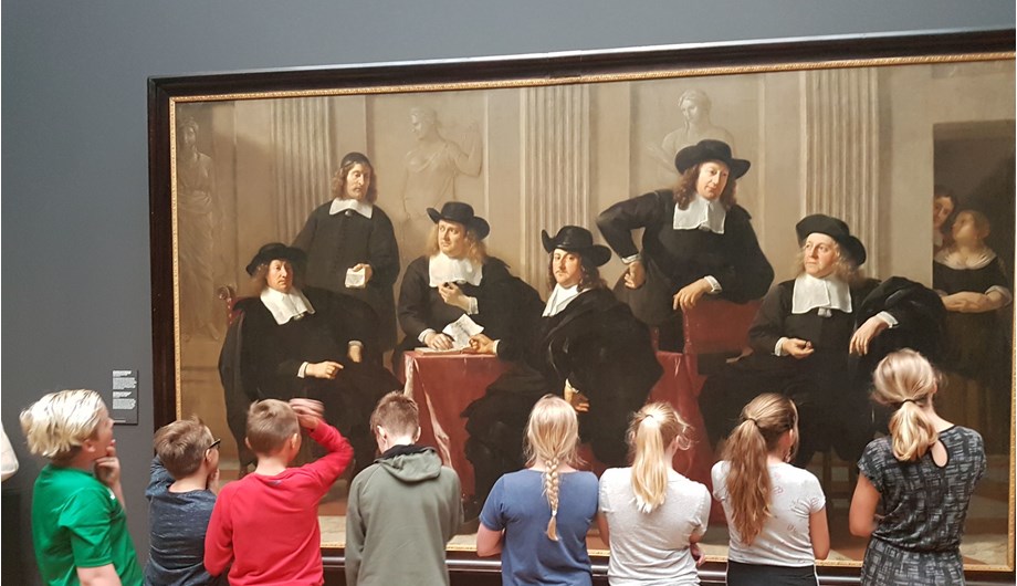 Groep 7 leert over de Gouden Eeuw in het Rijksmuseum.