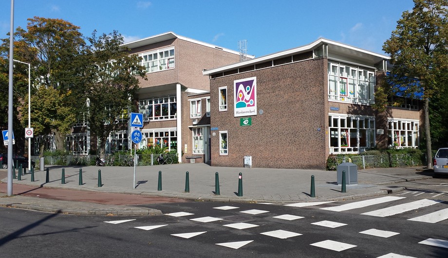 Op ons hoofdgebouw aan de Schiedamseweg 227 bevinden zich acht groepen 1/2, vier groepen 7, vier groepen 8 en een computerlokaal.