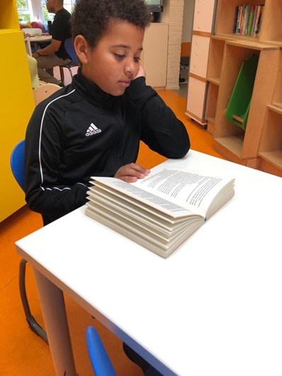 In de schoolbibliotheek kunnen kinderen boeken raadplegen over bepaalde onderwerpen. 
