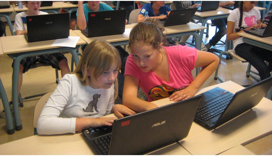 Vanaf groep 5 heeft ieder kind zijn eigen Chromebook. Naast de ICT vaardigheden versterkt dit het leren op eigen niveau.  