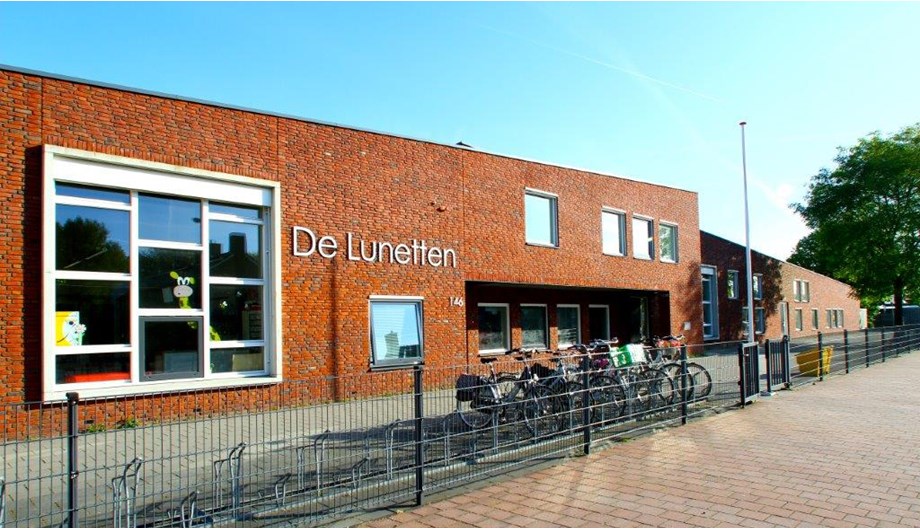 De Lunetten is gehuisvest in een modern gebouw aan de Maerten van Heemskerckstraat, op de grens van Heemskerk en Beverwijk. 