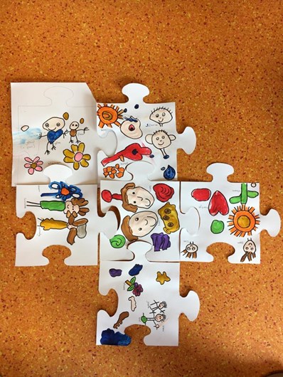 Kinderen maken een puzzel van de klas