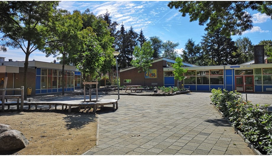 In 2017/2018 is de tuin rondom de school opnieuw aangelegd