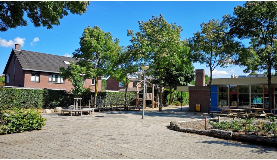 In 2017/2018 is de tuin rondom de school opnieuw aangelegd en zijn er nieuwe speeltoestellen gekomen