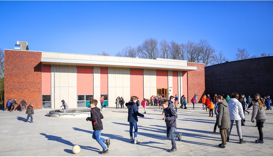 Het schoolplein van basisschool De Waterloop op 't Loo in Bergeijk biedt voldoende ruimte voor beweging.