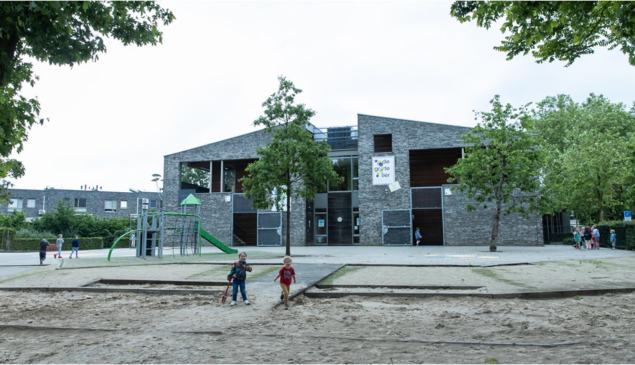 De Grote Lier is gevestigd in een nieuw eigentijds gebouw, dat veel mogelijkheden biedt voor het onderwijs van nu en morgen.