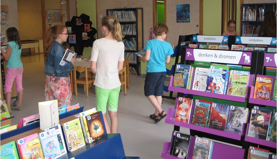 De kinderen van 0 tot 12 jaar uit Molenhoek kunnen boeken lenen bij de bibliotheek op school.