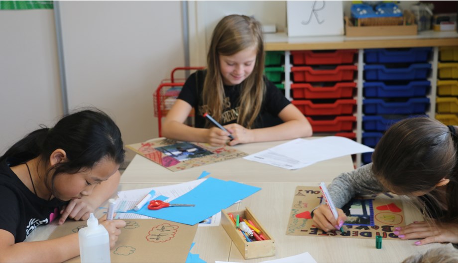 Alle kinderen van 0-6 jaar hebben maandelijks een gezamenlijke activiteit passend bij het thema. Korein Kinderplein, Kruimel en basisschool.