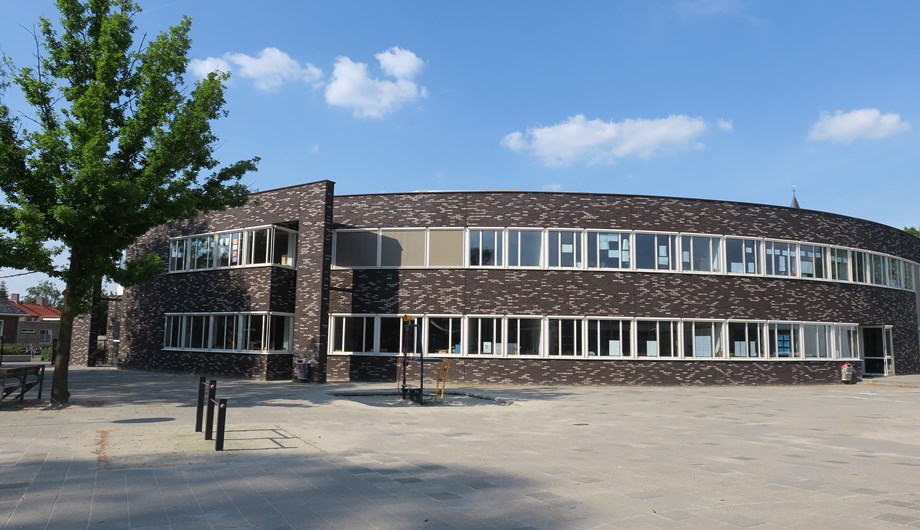 Het schoolgebouw is modern en heeft zowel aan de binnen als buitenkant een speelse uitstraling.