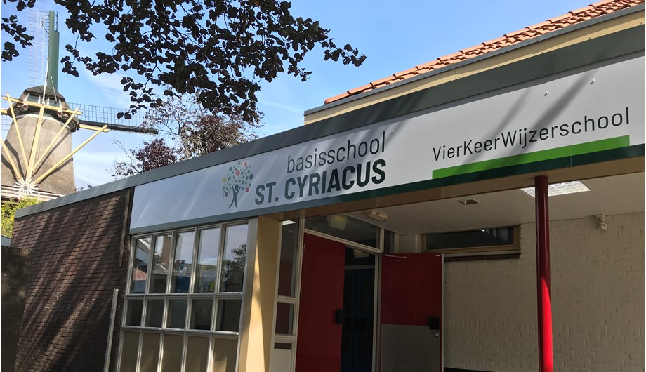 In het hart van het dorp Hoonhorst, slechts enkele kilometers van Dalfsen, staat onze school. Van harte welkom!