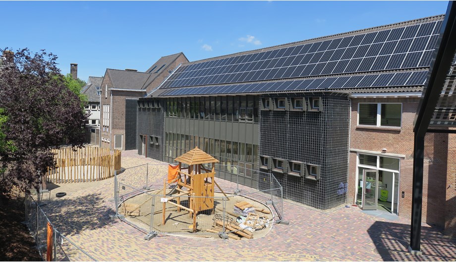 In de zomervakantie is het schoolplein aangelegd. Daar kunnen we nu goed op spelen. Let ook op alle zonnepanelen op het dak!