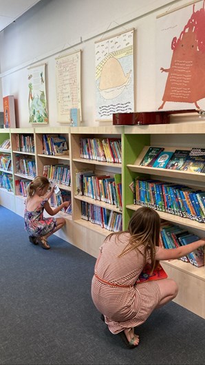De school beschikt over een eigen bibliotheek met een zeer ruime collectie. De bibliotheek wordt gerund door kinderen uit de bovenbouw.