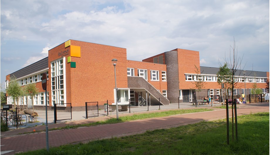 Vanf de Enschotsebaan is het Kindcentrum goed te zien, met de school op de voorgrond.