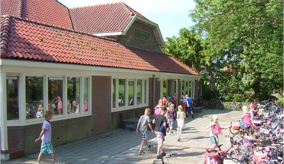 Ons kindcentrum is omgeven door groen en daar maken we flink gebruik van, ook tijdens de lessen. Iedere dag gaan de kinderen naar buiten.