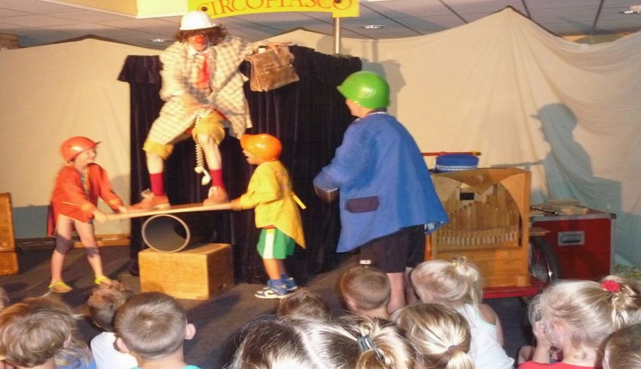 Een voorstelling van Circofantastico voor alle kinderen van de school