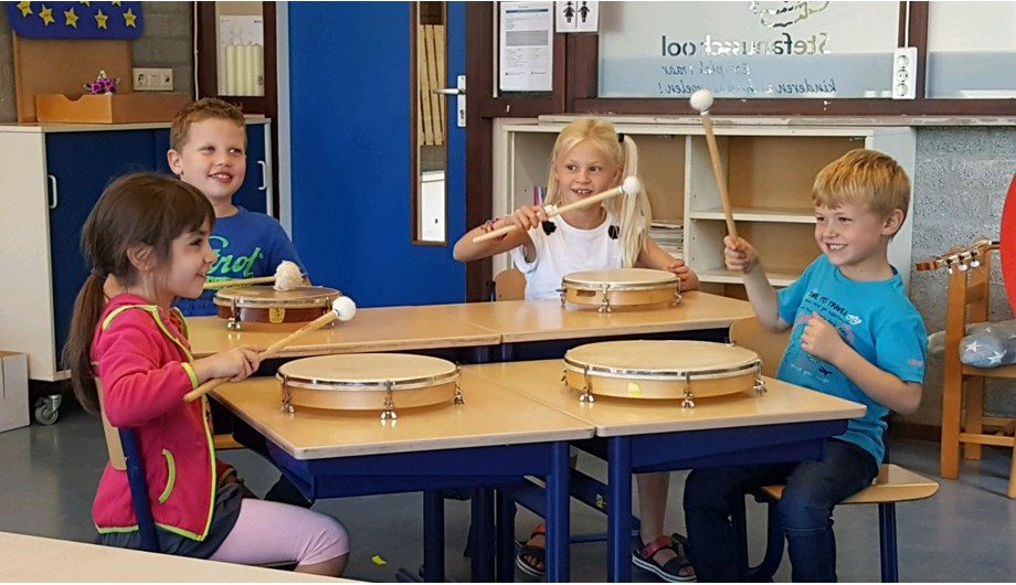 Wij doen mee aan het programma 'Muziek In de Klas'. Vanaf gr. 3 geven muziekdocenten les. In gr. 5 en 6 bespelen de kinderen instrumenten. 