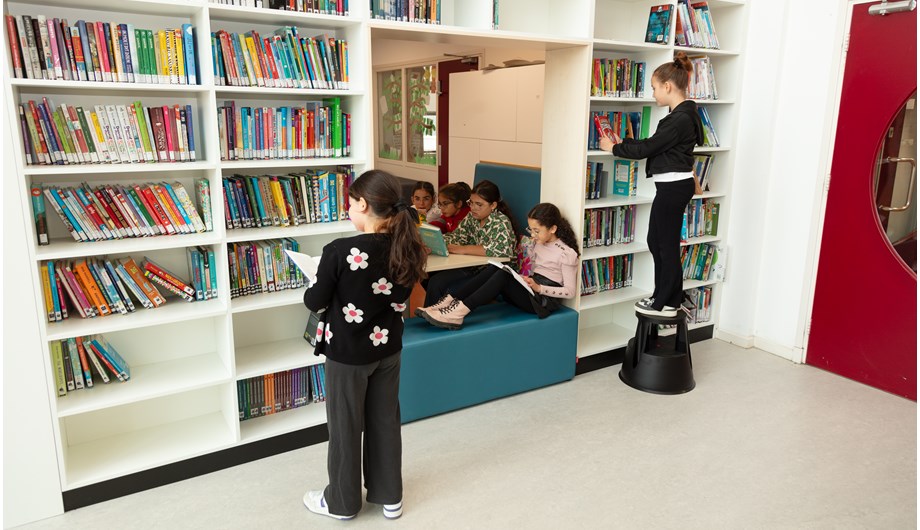 Wij vinden lezen heel belangrijk en hebben daarom een mooie bibliotheek met een grote collectie actuele boeken!