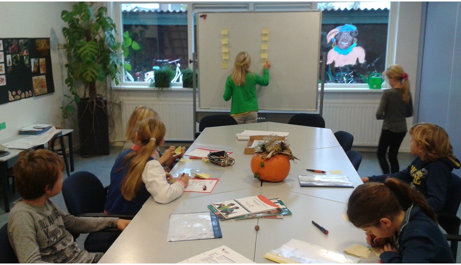 Kinderen werken op allerlei manieren en locaties samen aan opdrachten vanuit de klas of plusklas.