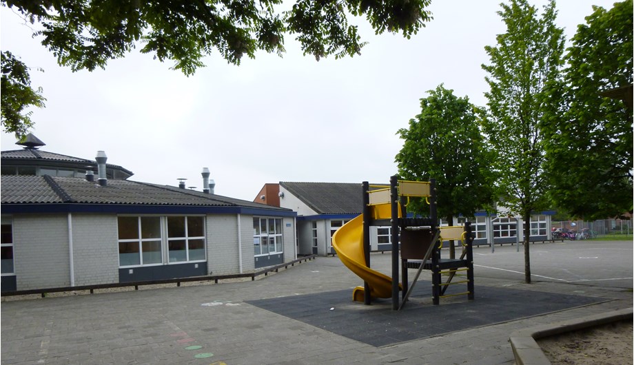 De school beschikt over een ruime speelplaats met leuke speeltoestellen en veel groen. 