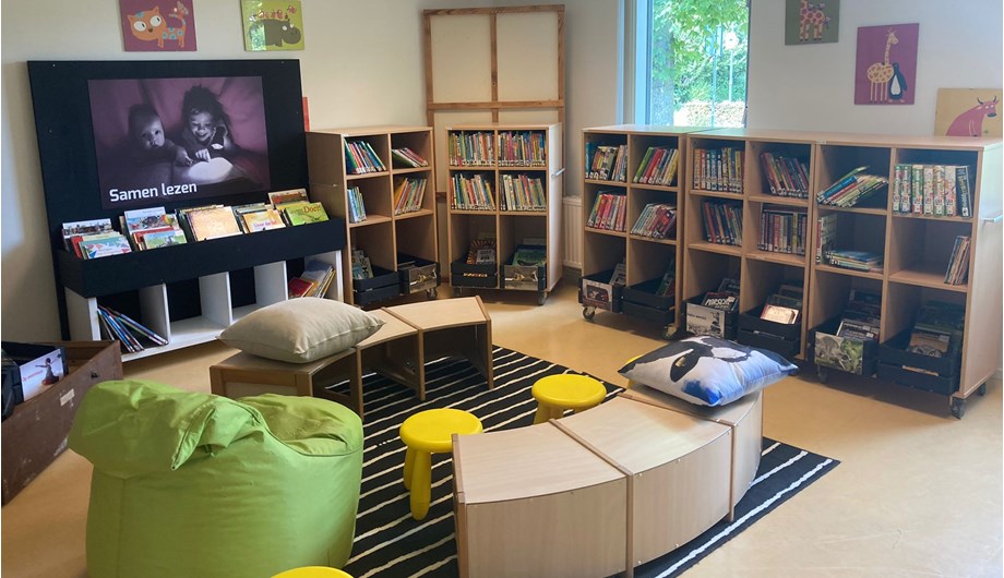 In een aparte ruimte bevindt zich de Bibliotheek op school. Iedere week kunnen de leerlingen hier de mooiste boeken lenen!
