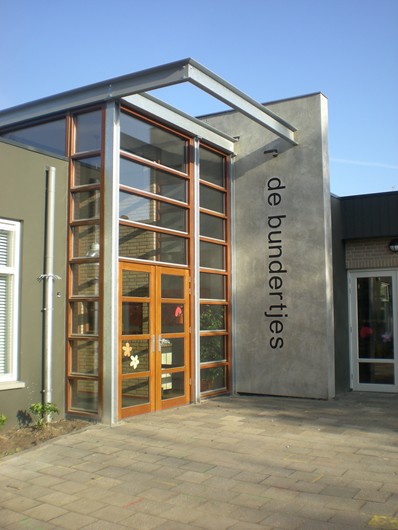 Kindcentrum De Bundertjes heeft 2 gebouwen. Kinderopvang, peuteropvang en groep 1 t/m 5 zijn gehuisvest aan de Basstraat.