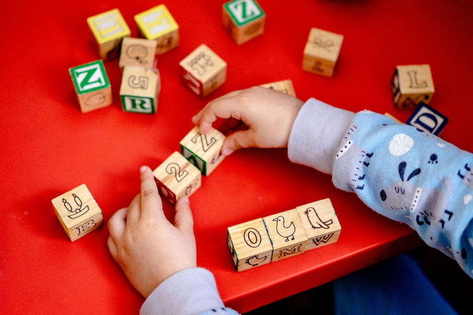 Kinderhanden spelen met blokken